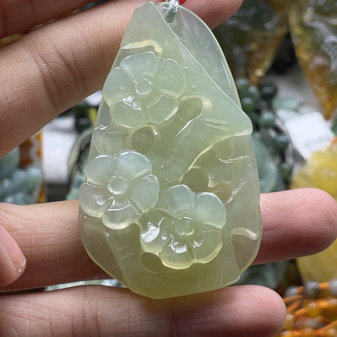 蛇纹石玉颈饰未镶嵌
