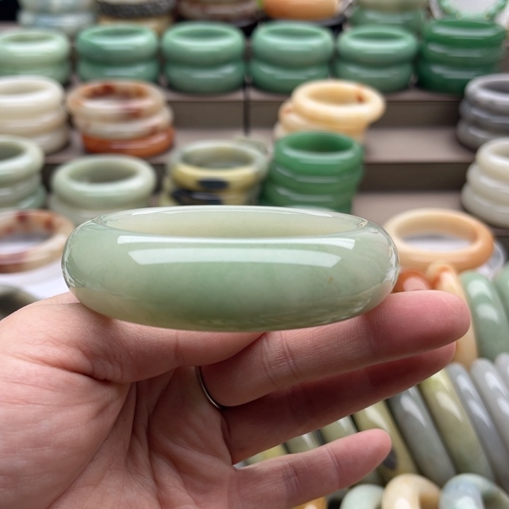 石英质玉手镯未镶嵌万*?