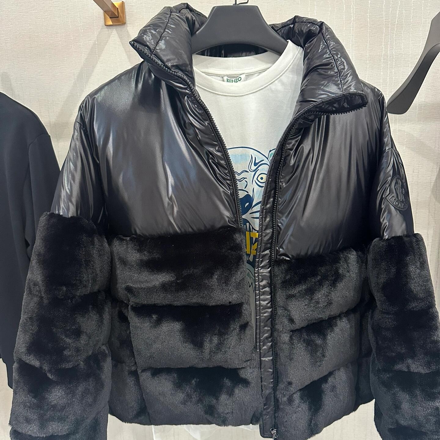 Moncler 黑色皮毛拼接羽绒服/2码/B00613