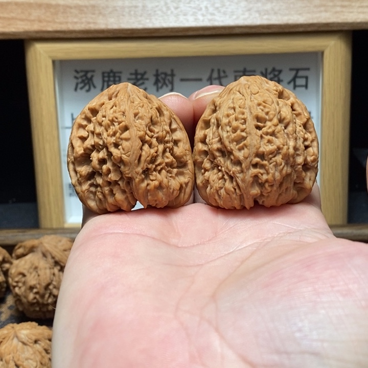 晟***。文玩核桃吊坠南疆