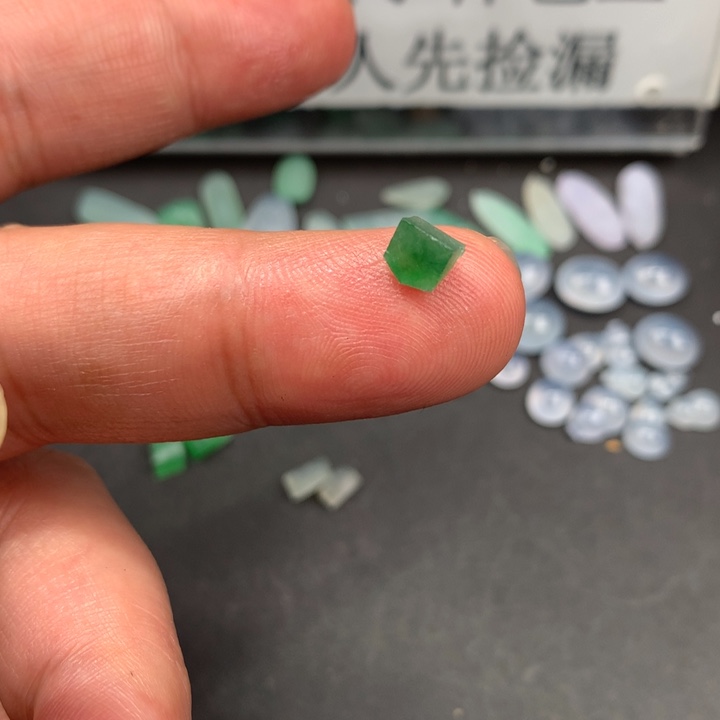 定制翡翠未镶嵌材料定制