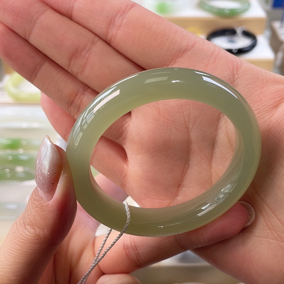 和田玉未镶嵌手镯冰胶猫茶绿，完美