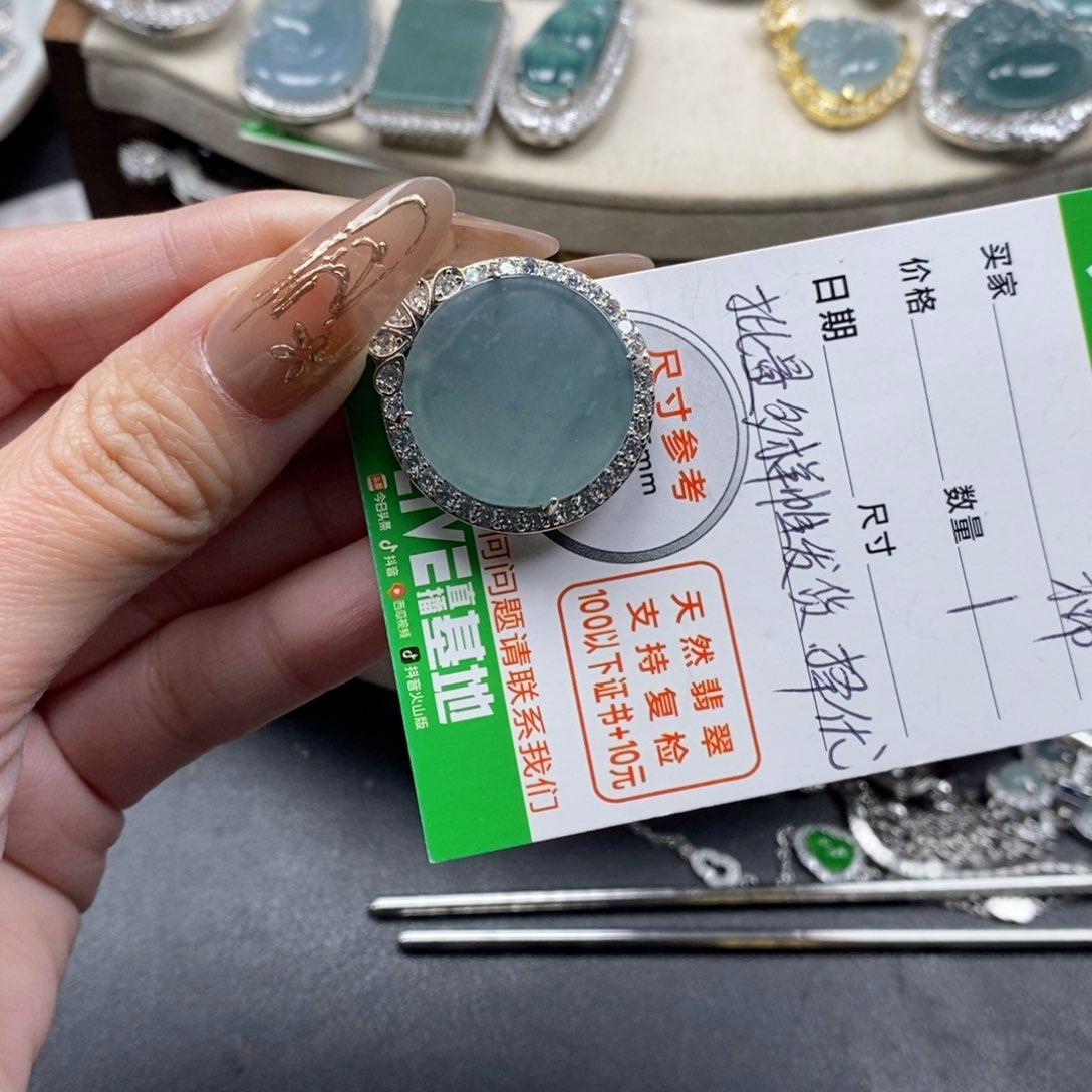 翡翠颈饰未镶嵌翡翠