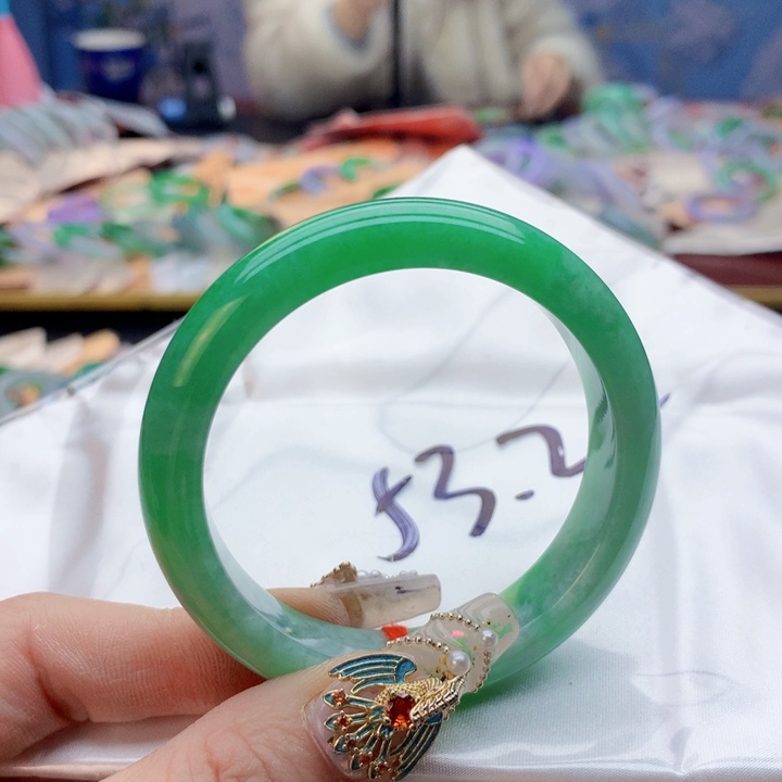 翡翠手镯未镶嵌翡翠手镯