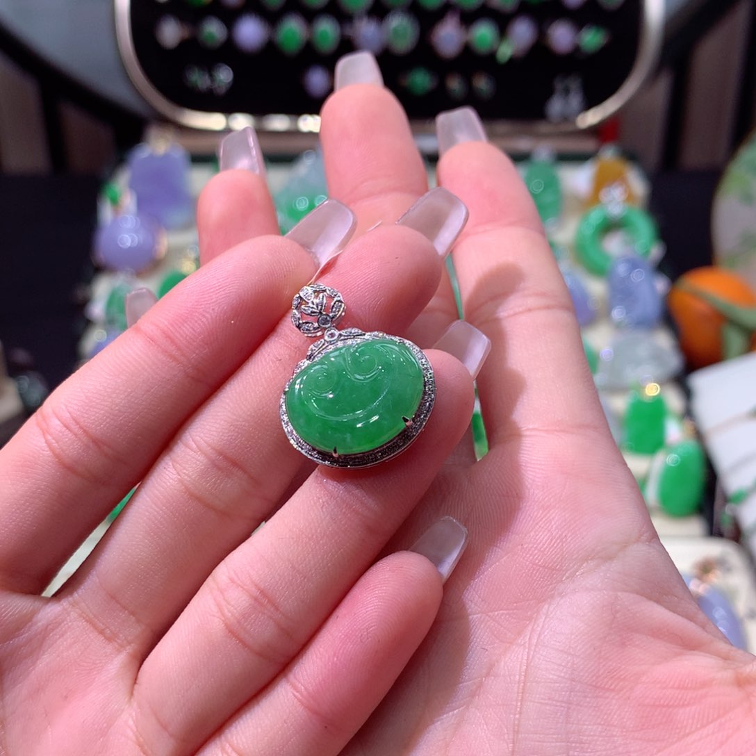 翡翠颈饰18K金镶嵌翡翠