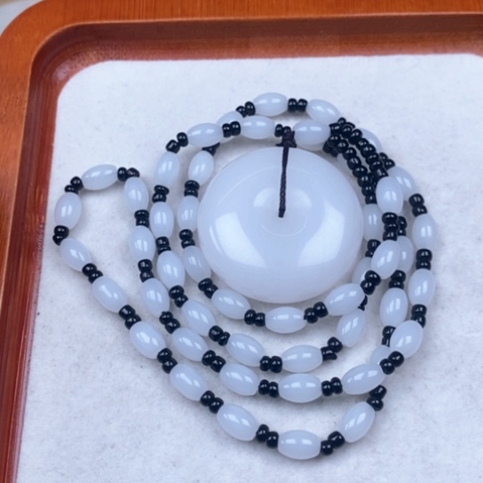 石英质玉颈饰未镶嵌