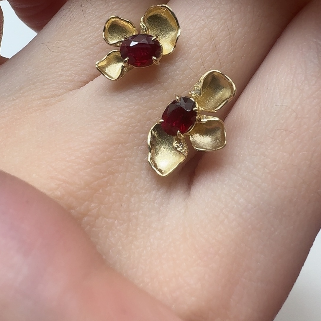 红宝石戒指18K金镶嵌