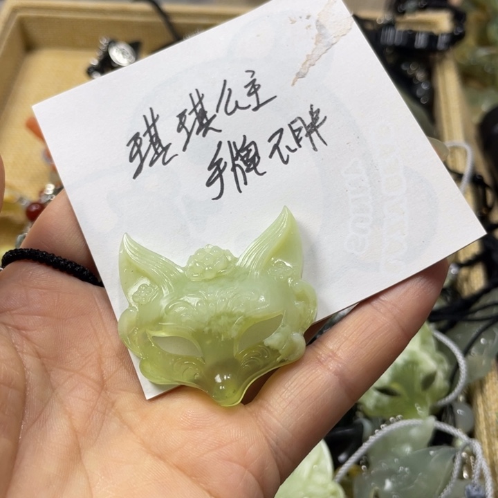 琪***恼蛇纹石玉合金颈饰