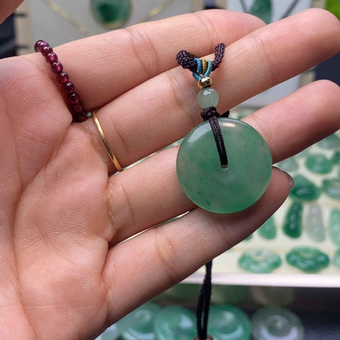 石英质玉未镶嵌颈饰