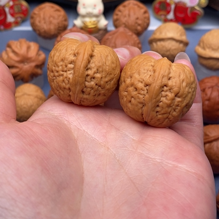 文玩核桃把件蛇皮元宝