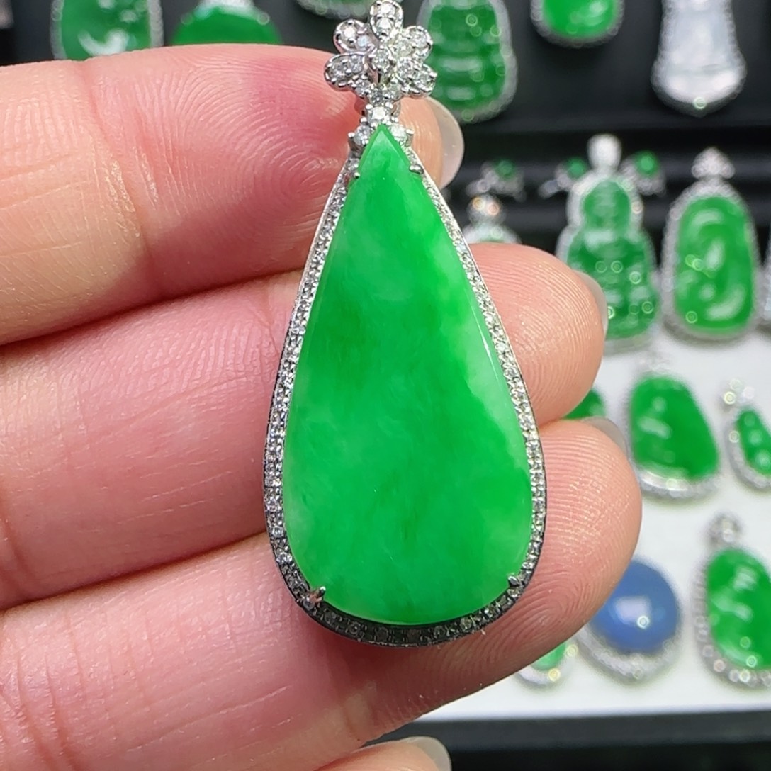 翡翠18K金镶嵌颈饰吊坠