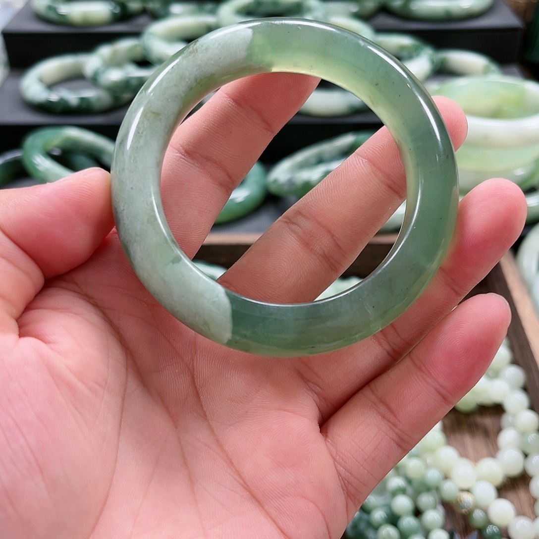 【闪购商品】未镶嵌透闪石-蛇纹石玉手镯青*