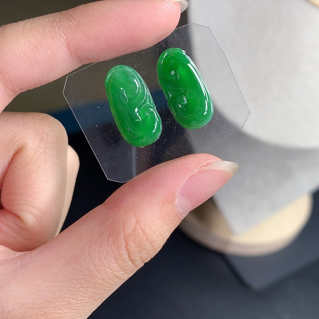 翡翠散珠缅甸天然A货翡翠阳绿如意一对