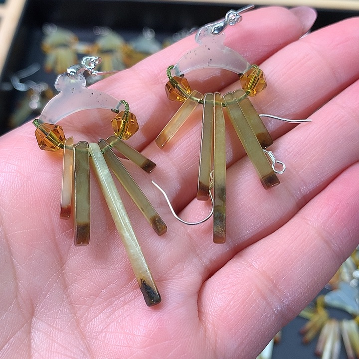 未镶嵌蛇纹石玉耳饰完*