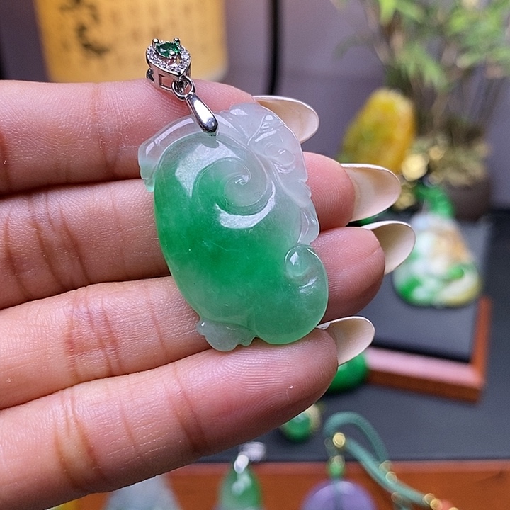 翡翠未镶嵌吊坠(赠链)