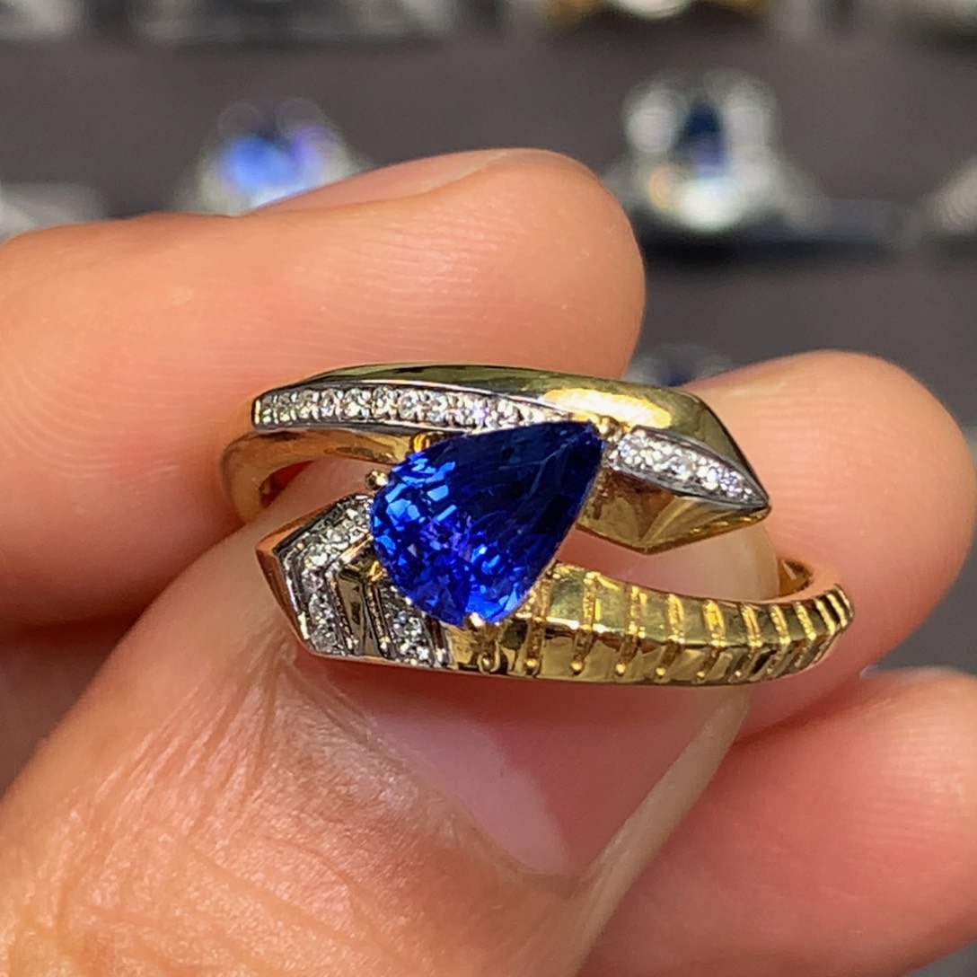 蓝宝石戒指18K金镶嵌钥****۶