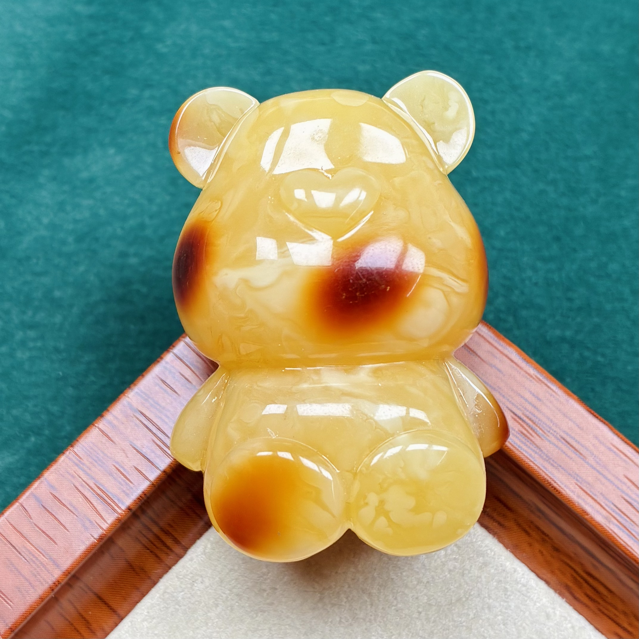 天然琥珀蜜蜡黄白花俏色小熊。抖音基地发货。带证书。