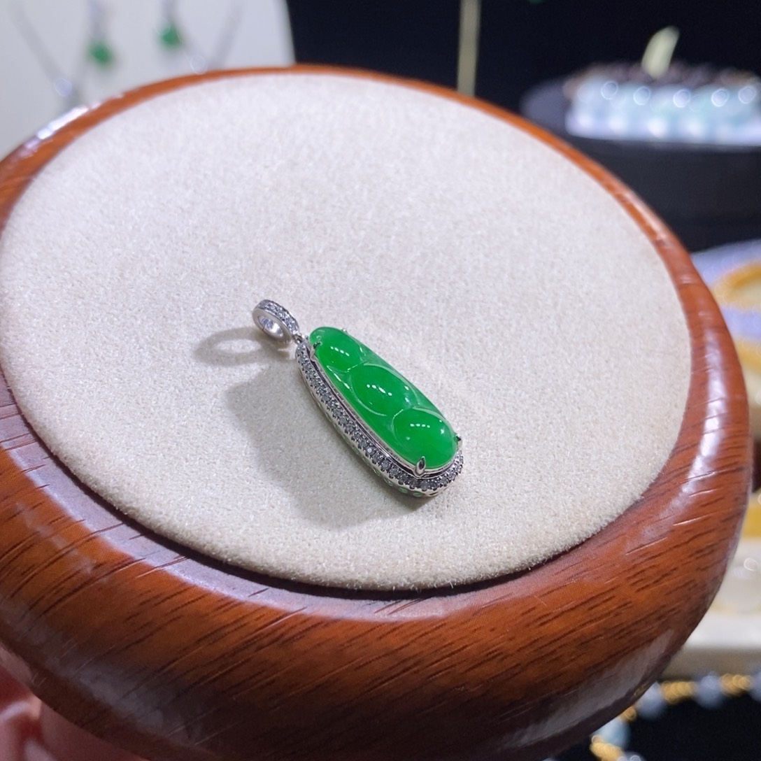 翡翠18K金镶嵌颈饰18K满绿豆子吊坠