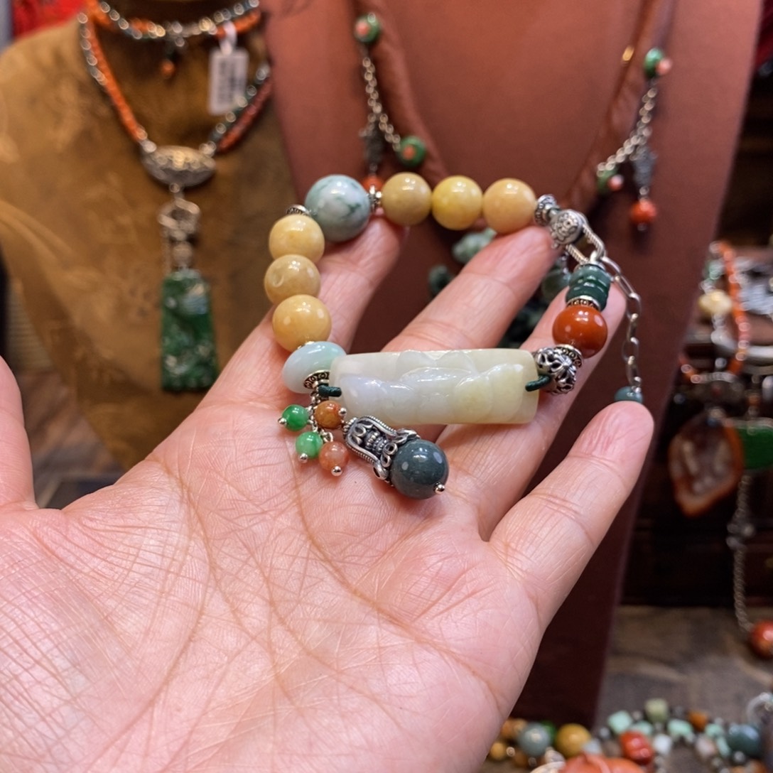 翡翠吊坠(赠链)未镶嵌