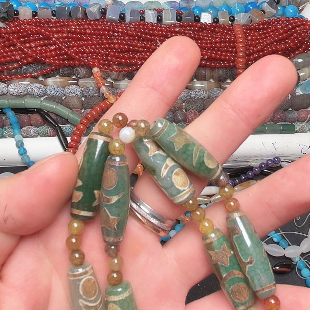 玛瑙/玉髓未镶嵌珠宝半成品C101，日月星辰玛瑙一条