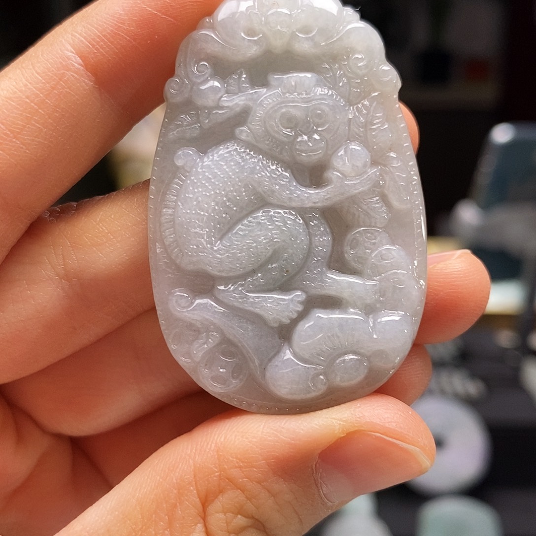 翡翠未镶嵌颈饰猴