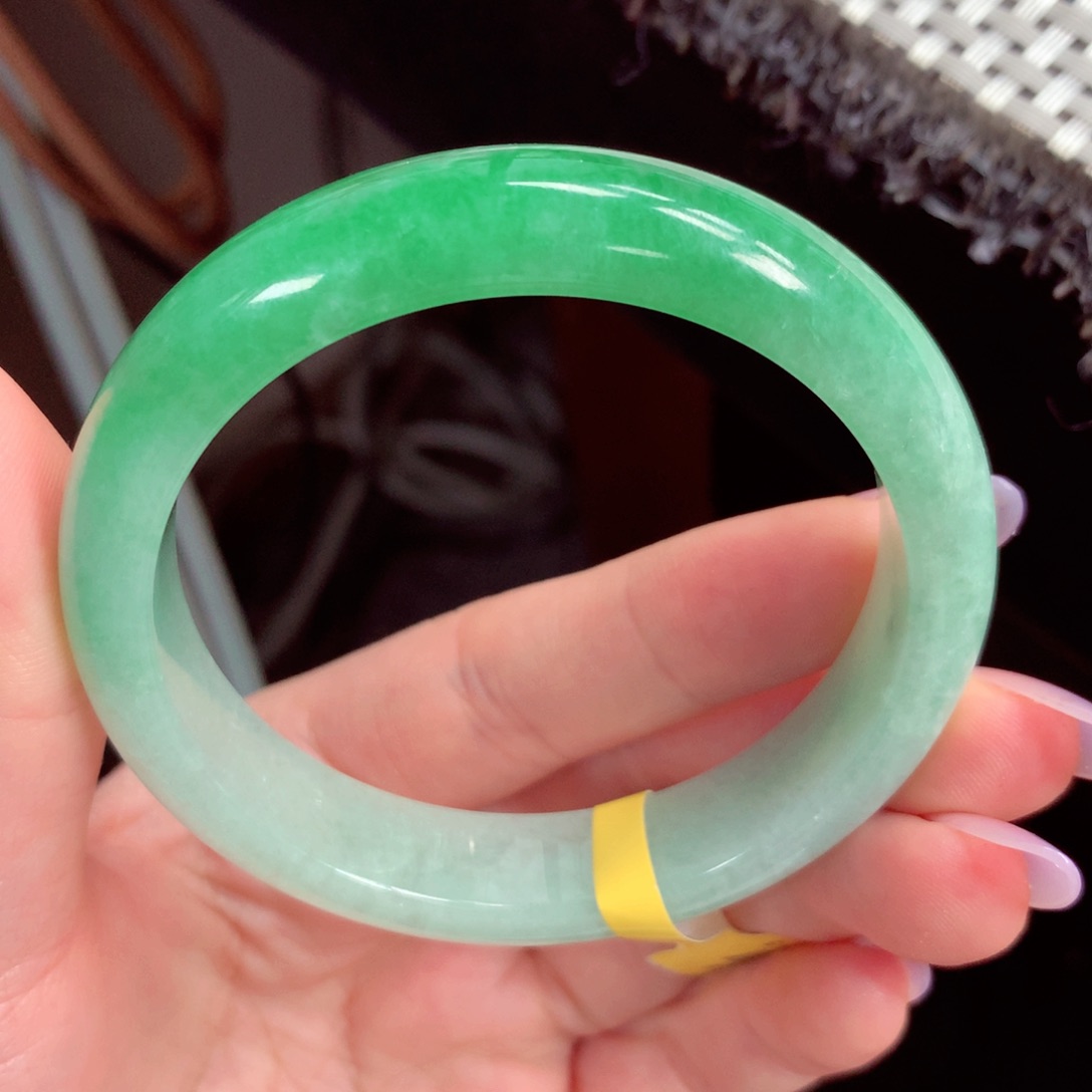 翡翠手镯未镶嵌缅甸