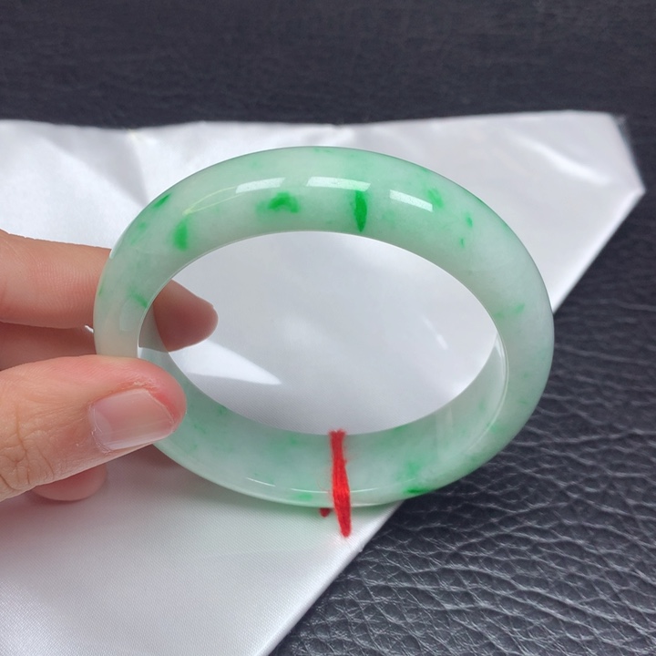 翡翠手镯未镶嵌。