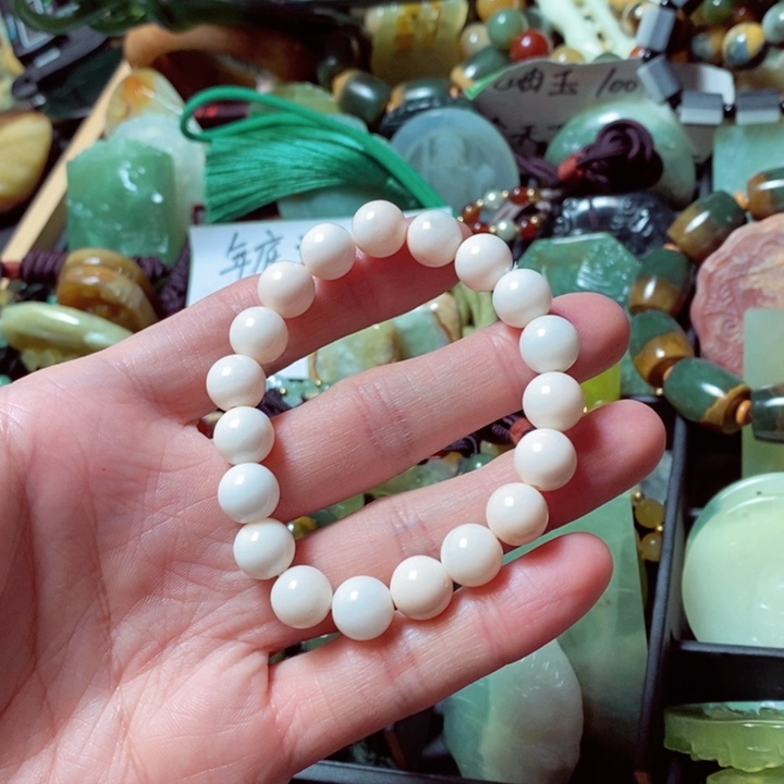 蛇纹石玉颈饰未镶嵌