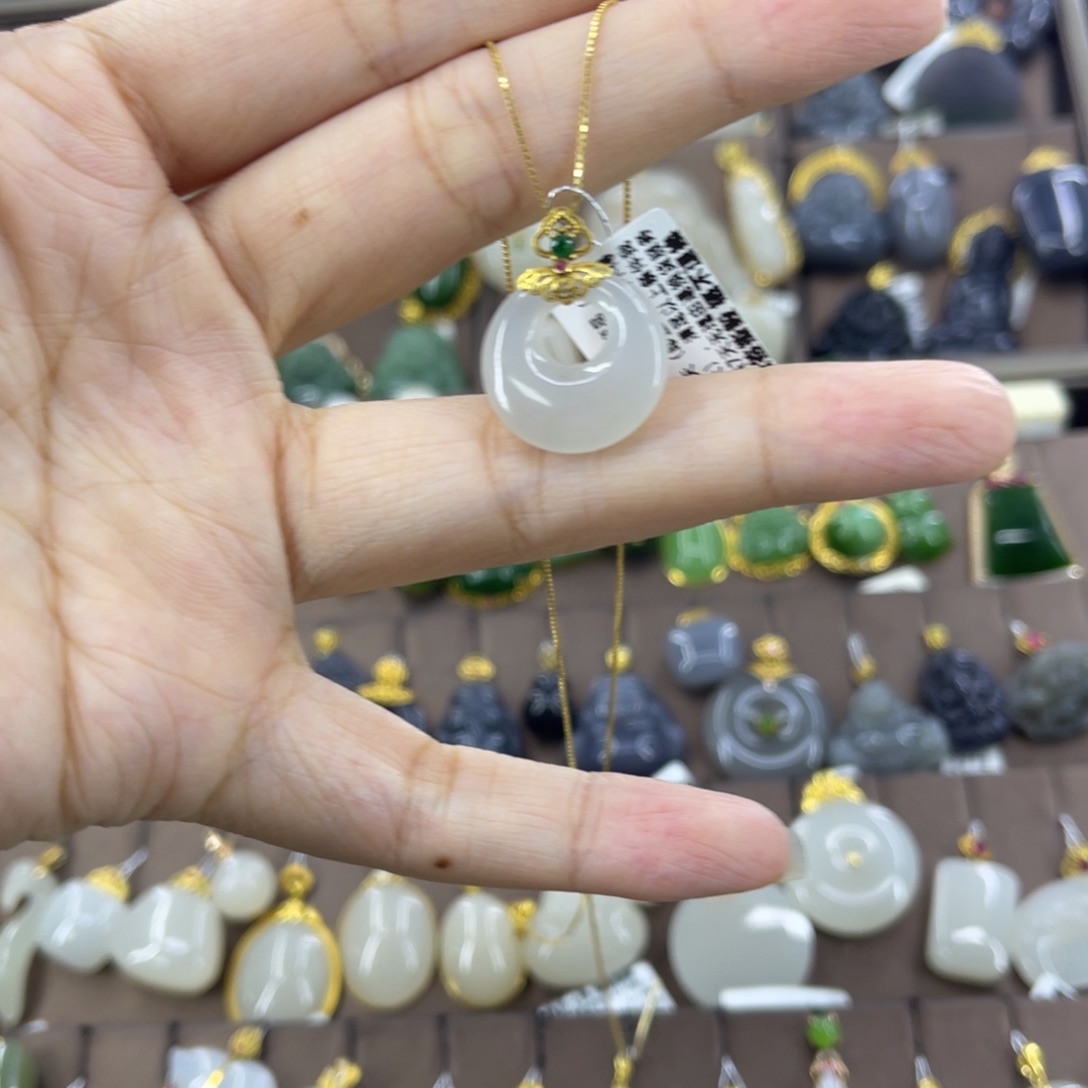 和田玉18K金镶嵌吊坠(赠链)