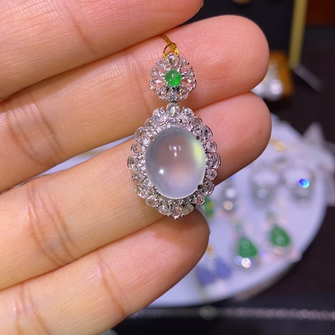 【闪购商品】颈饰18K金镶嵌翡翠