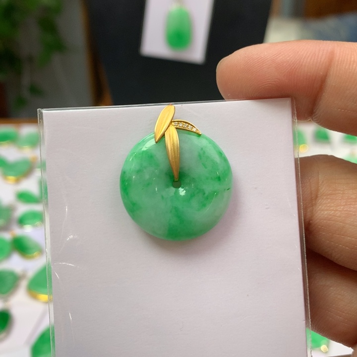 翡翠颈饰18K金镶嵌翡翠