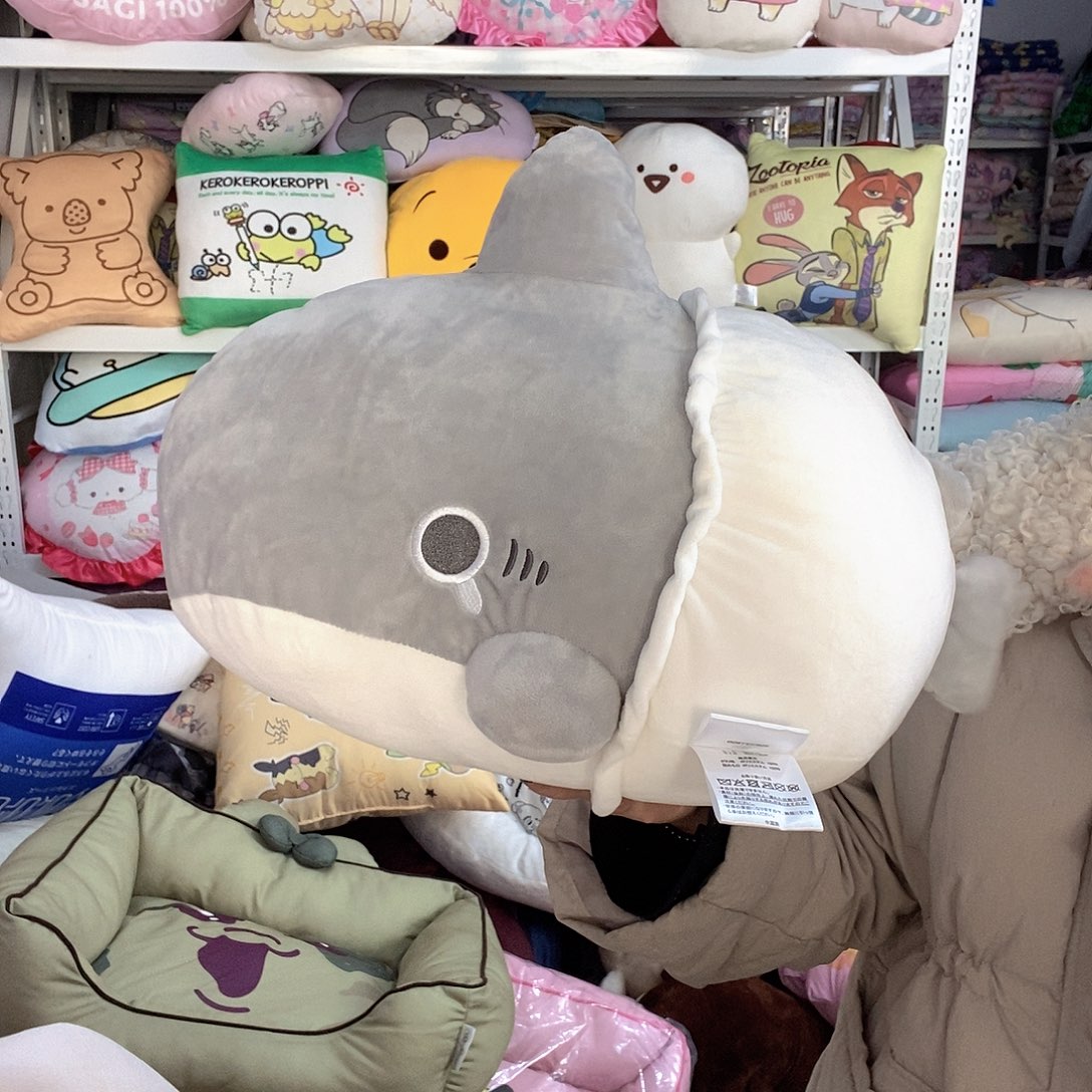 超好看鲨鱼抱枕一个。    