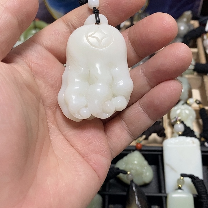 思***说和田玉未镶嵌颈饰