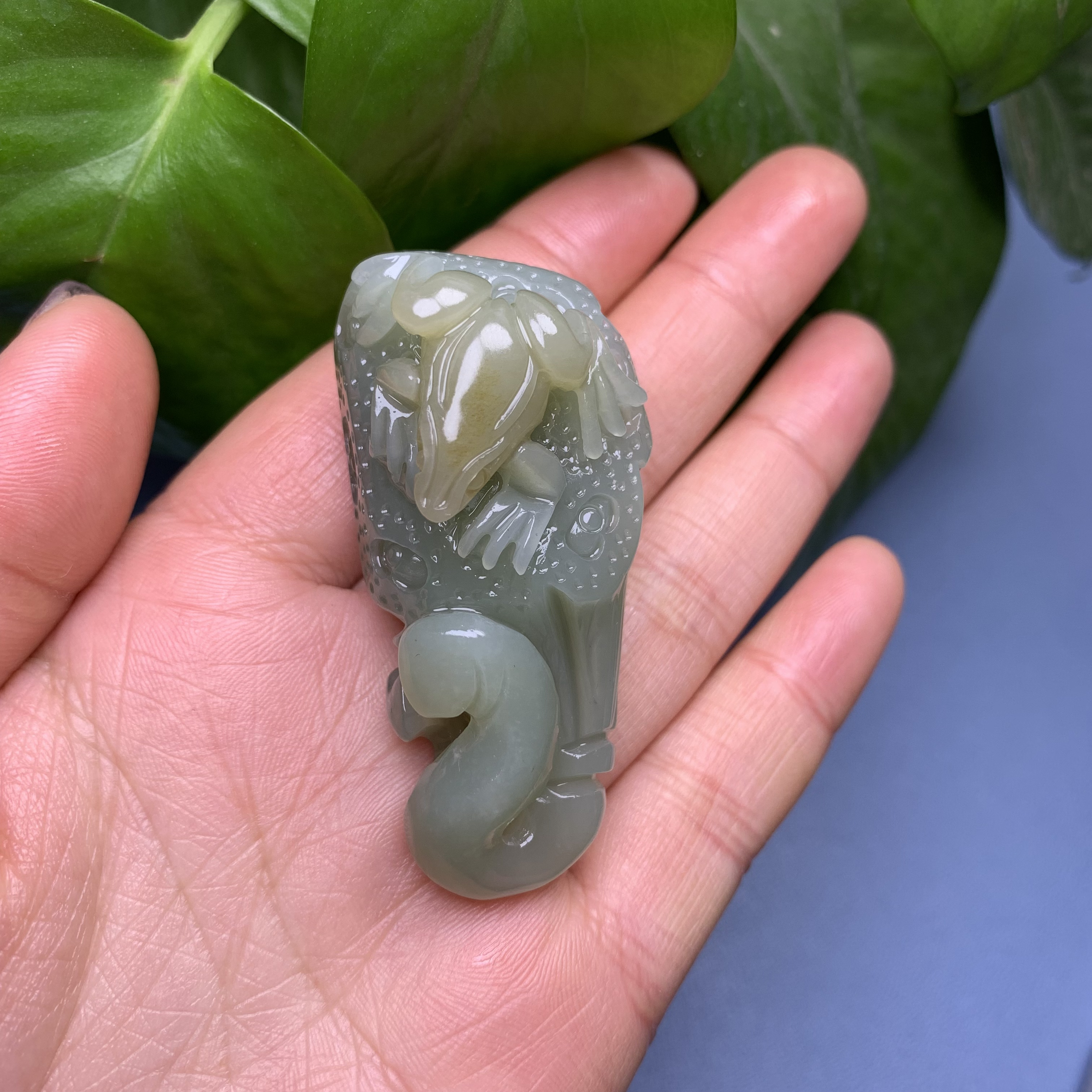 和田玉且末糖俏色呱呱来财吊坠