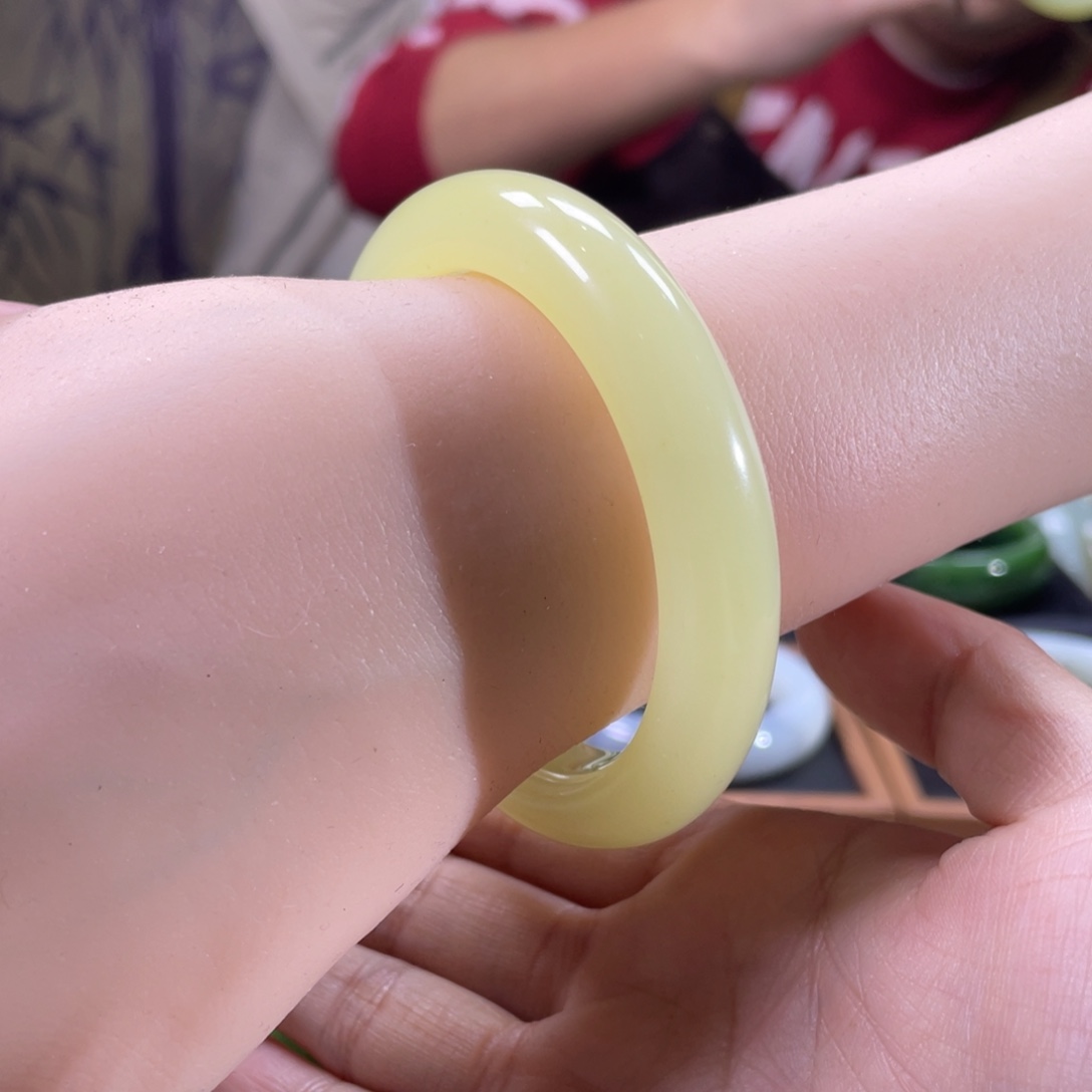 和田玉未镶嵌手镯54圈