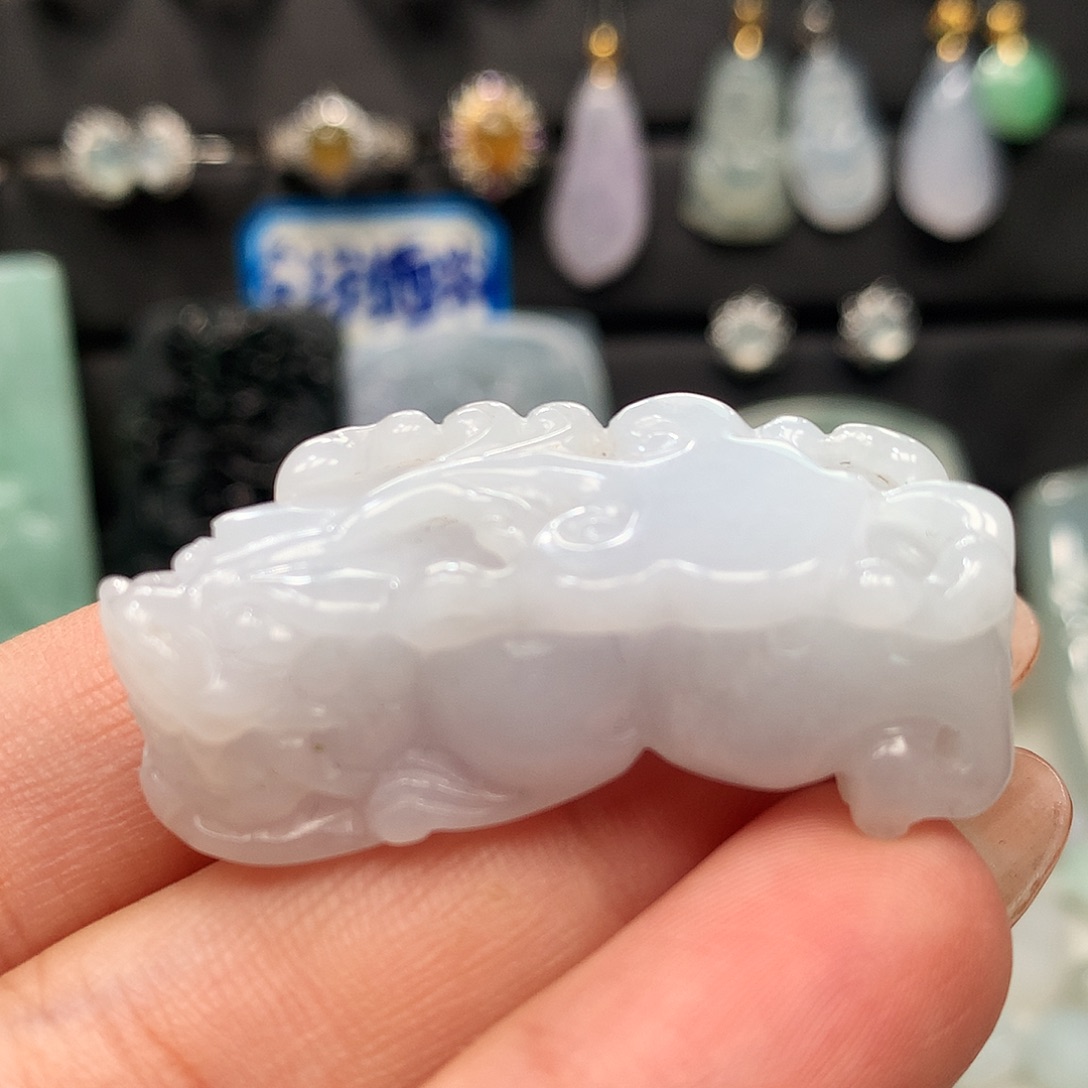 翡翠未镶嵌颈饰貔貅