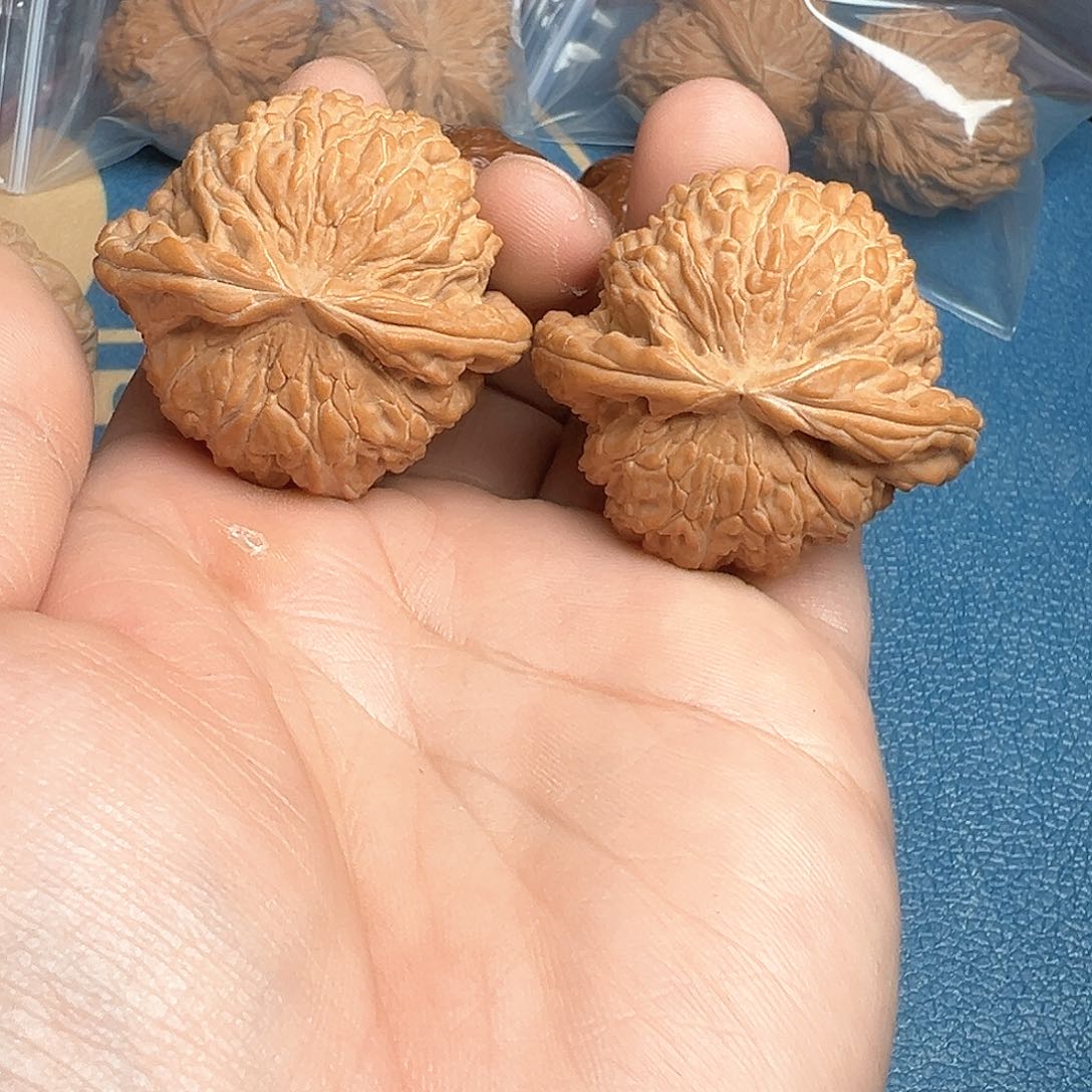 文玩核桃吊坠44.5闷白、全品