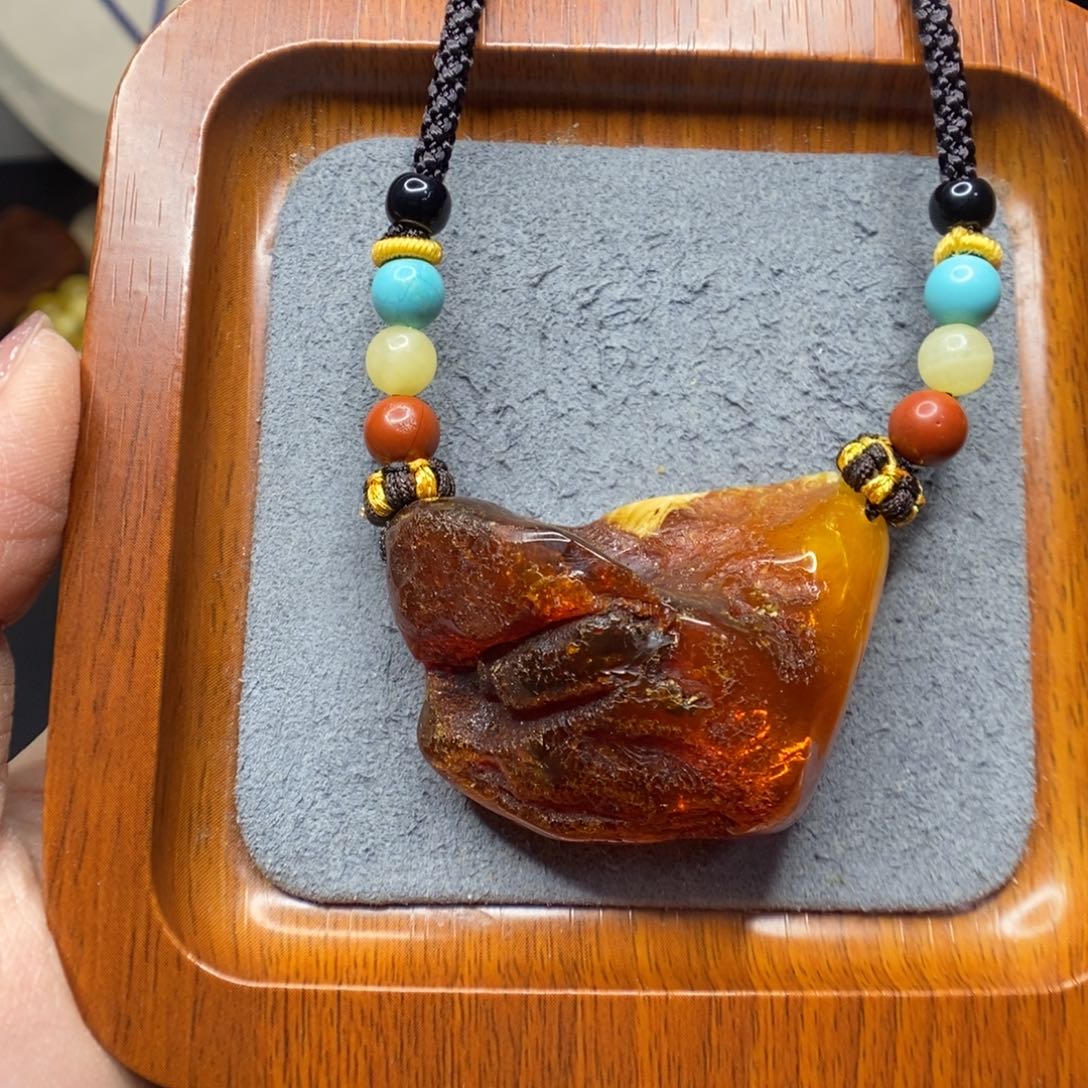 荷*** 蜜蜡未镶嵌颈饰郎