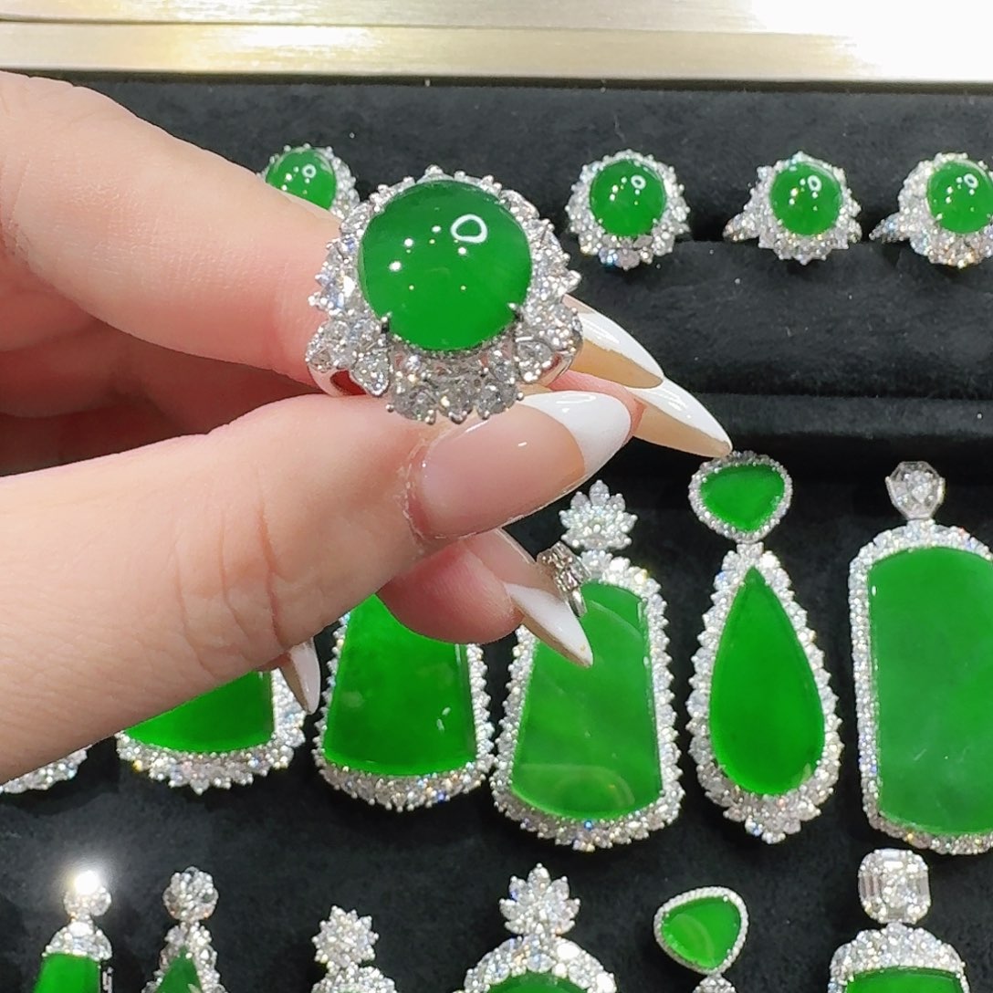 翡翠18K金镶嵌戒指蛋面