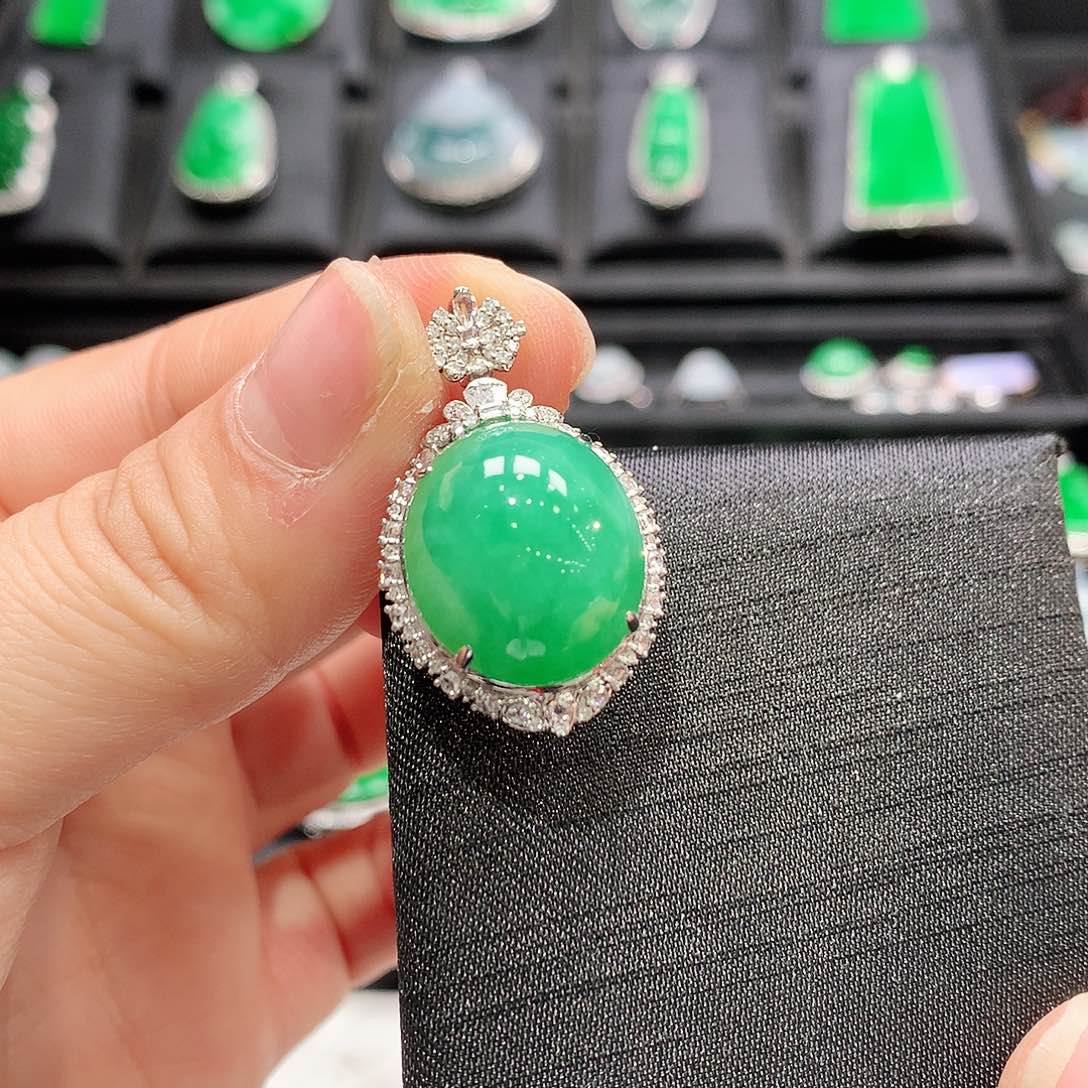 翡翠颈饰18K金镶嵌蛋面