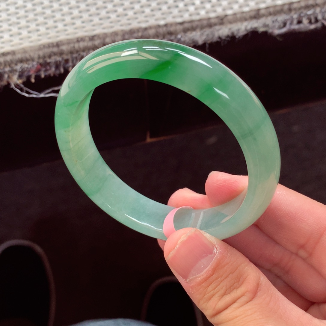 翡翠手镯未镶嵌缅甸