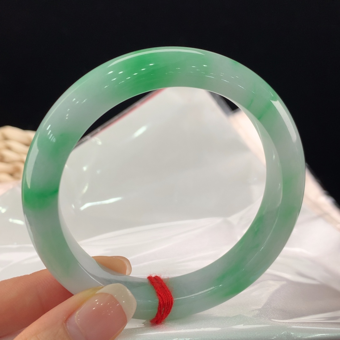 翡翠手镯未镶嵌微瑕3827
