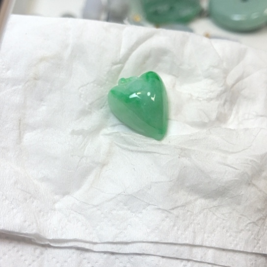 翡翠未镶嵌颈饰心心相印