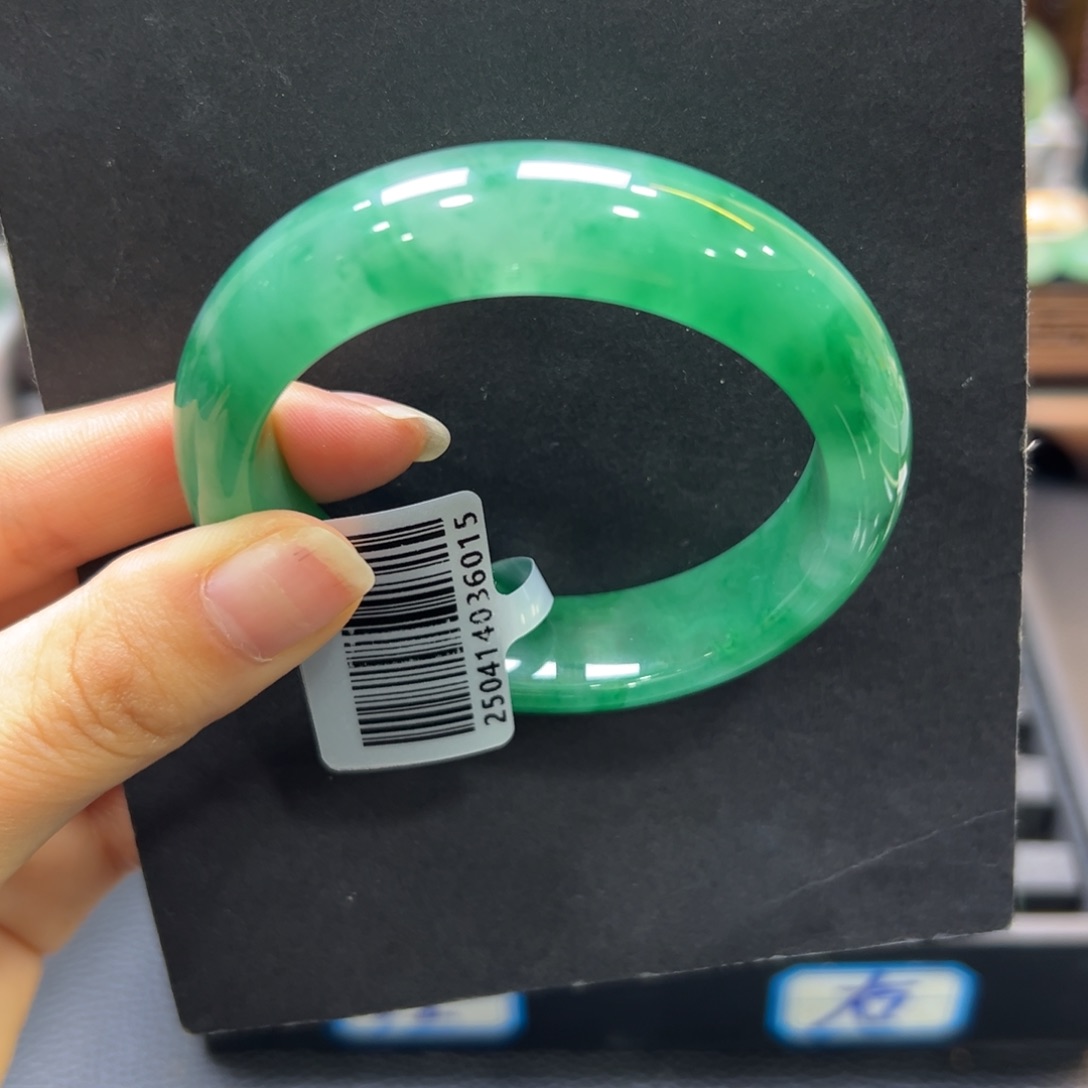 用***2石英质玉（非洲翠）未镶嵌手镯