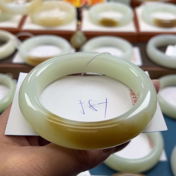 和田玉手镯未镶嵌