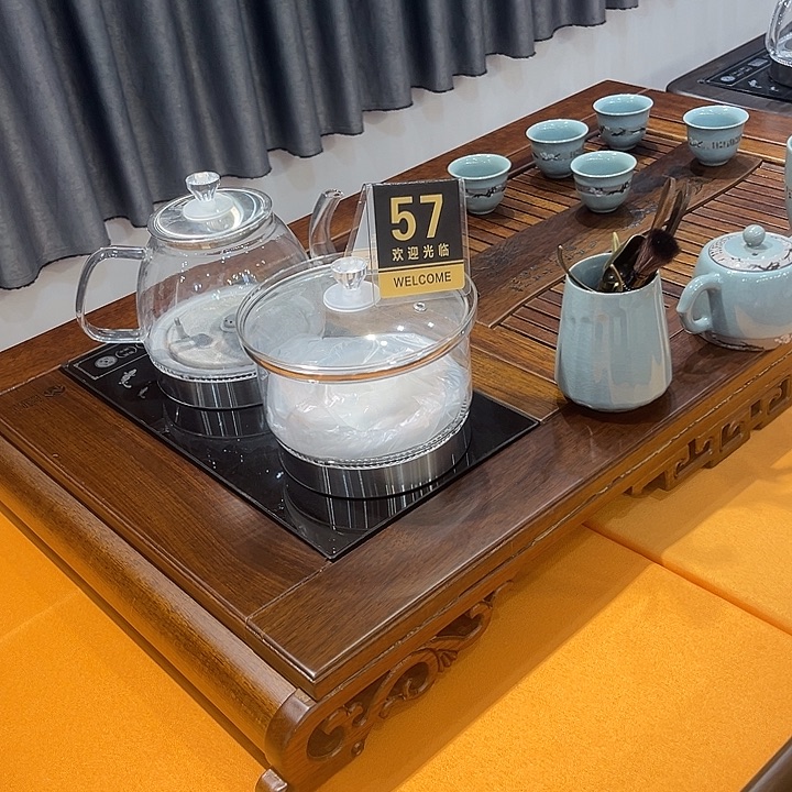 茶盘等多种装饰手法构成独特