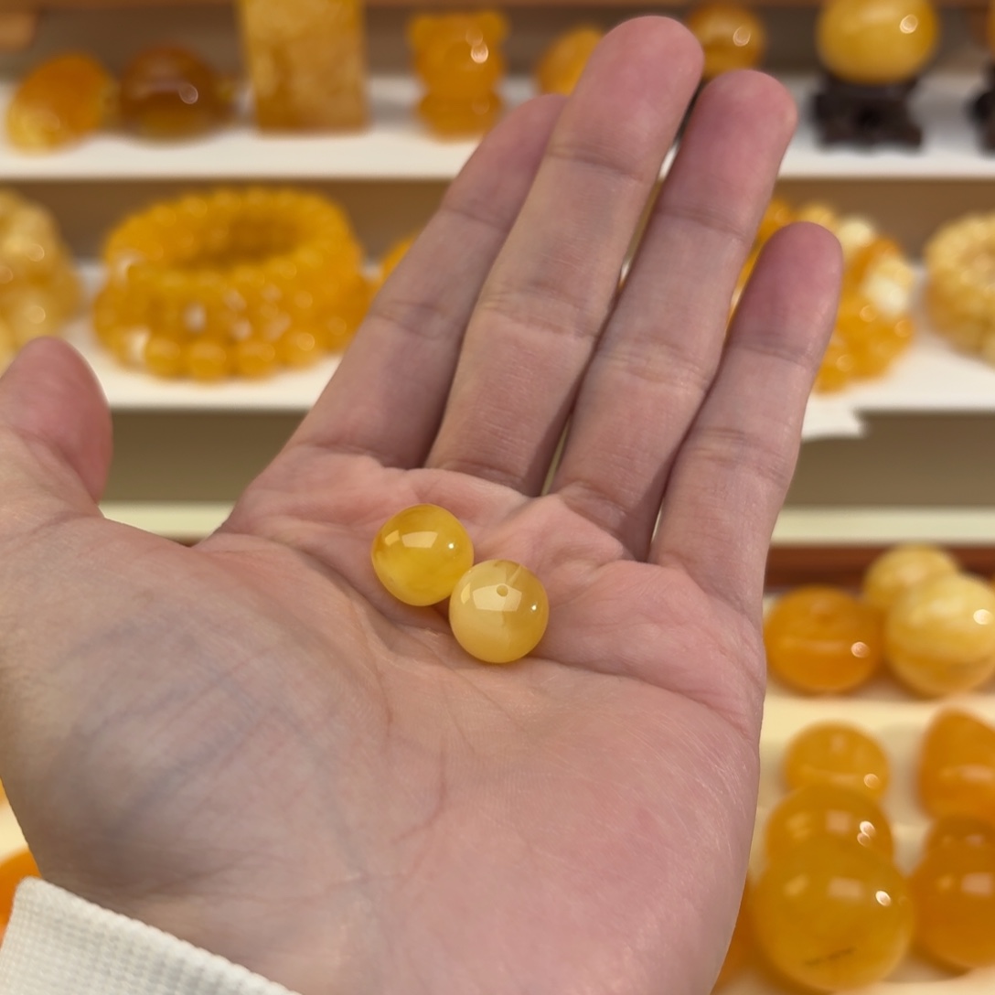 琥珀未镶嵌裸石多样性发其一