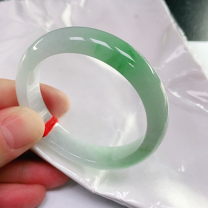 翡翠手镯未镶嵌翡翠手镯未镶嵌