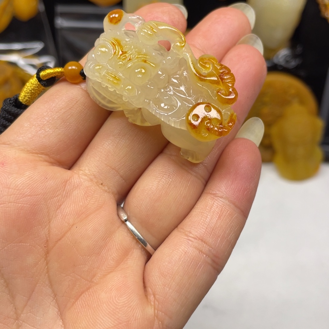 朵***拉石英质玉（黄龙玉）未镶嵌吊坠(不含链)