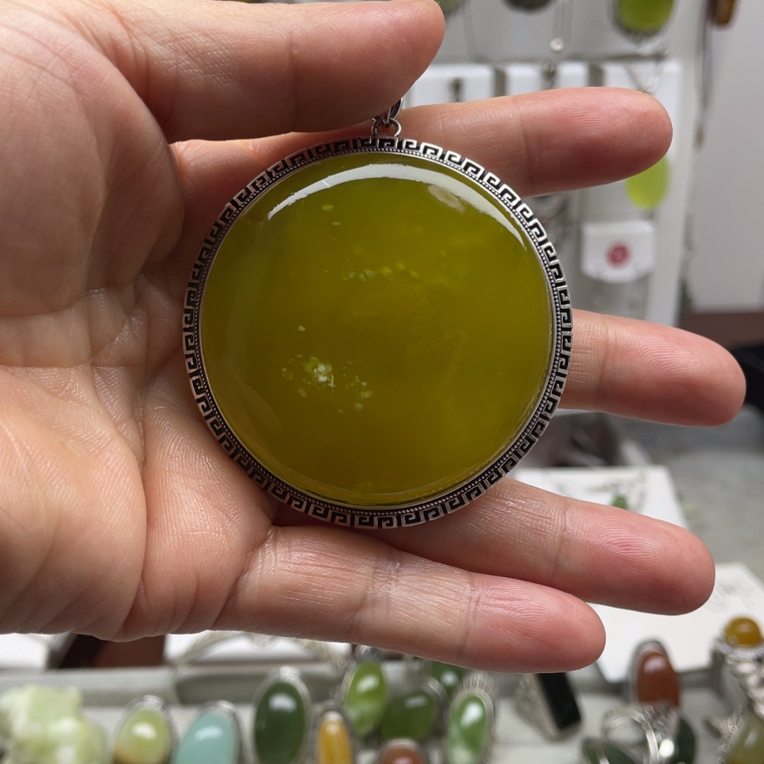 蛇纹石玉未镶嵌吊坠